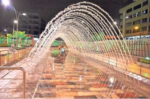 El parque Col&oacute;n posee un t&uacute;nel de agua que es la atracci&oacute;n de ni&ntilde;os, pero tambi&eacute;n de los turistas que llegan al lugar para admirar este llamativo dise&ntilde;o. Fotos: Fabricio Cruz.