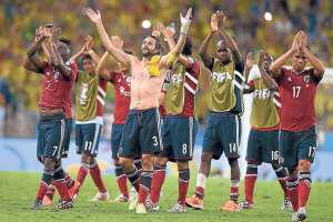 Los jugadores de Colombia agradecen el apoyo de la hinchada que los acompa&ntilde;&oacute; en el cotejo ante Brasil. Foto: AFP.