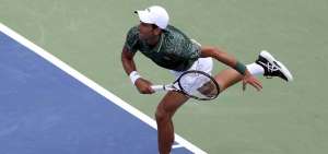 Djokovic se clasifica para octavos en Toronto tras vencer a Polansky