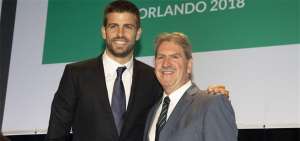 El futbolista Gerard Piqu&eacute; (izq.), junto con David Haggerty, presidente de la Federaci&oacute;n Internacional de Tenis, luego de una reuni&oacute;n en Orlando.