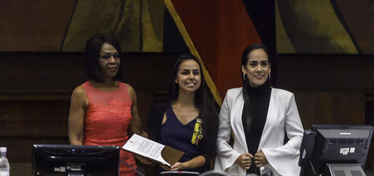 La deportista Daniela Sandoval (c) con la condecoraci&oacute;n al m&eacute;rito deportivo, junto a las asamble&iacute;stas Mae Monta&ntilde;o (i) y Viviana Bonilla.