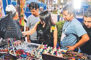 Los visitantes encontrar&aacute;n art&iacute;culos hechos a mano, como gorros, blusas, bisuter&iacute;a y otros. Foto: Karly Torres.