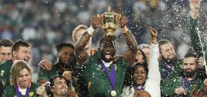 El capit&aacute;n de los Springboks, Siya Kolisi, levant&oacute; el trofeo que los acredita como campeones mundiales de rugby, del torneo realizado en Jap&oacute;n.