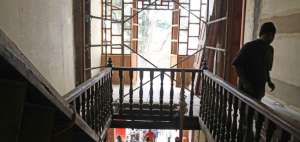 El ingreso al museo tiene una escalera con corredores que llevan a las distintas salas.