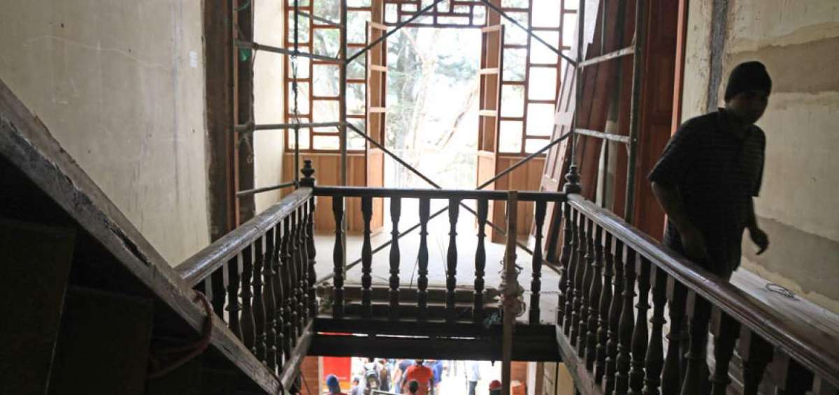 El ingreso al museo tiene una escalera con corredores que llevan a las distintas salas.