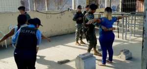 Una mujer militar realiza la revisi&oacute;n manual a las mujeres durante el primer anillo de control de visitas.