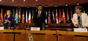 De izquierda a derecha: Michelle Bachelet, Xi Jinping y Alicia B&aacute;rcena, en la reuni&oacute;n con los medios.