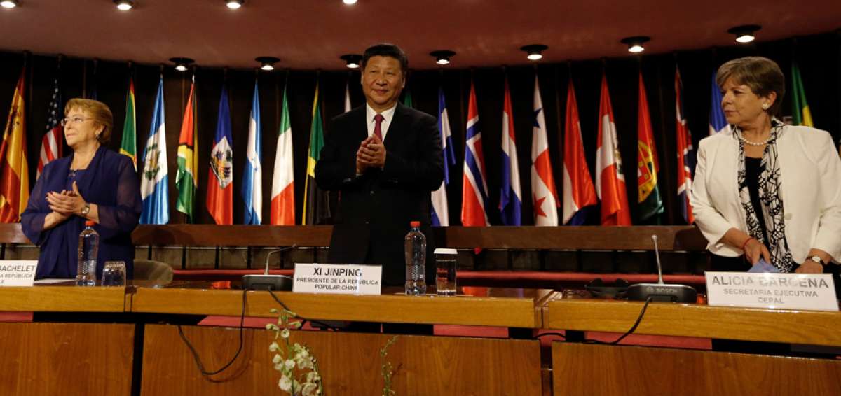 De izquierda a derecha: Michelle Bachelet, Xi Jinping y Alicia B&aacute;rcena, en la reuni&oacute;n con los medios.