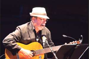 Silvio Rodr&iacute;guez culpa a ministerio de crisis del disco  