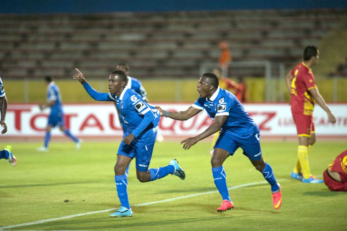 Henry Patta (izq.) celebra el gol para la Universidad Cat&oacute;lica. Armando Wila se une al festejo.