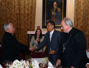 El presidente Rafael Correa se reuni&oacute; hoy con Fausto Tr&aacute;vez, presidente de la Conferencia Episcopal Ecuatoriana. Foto: Cortes&iacute;a de la Presidencia