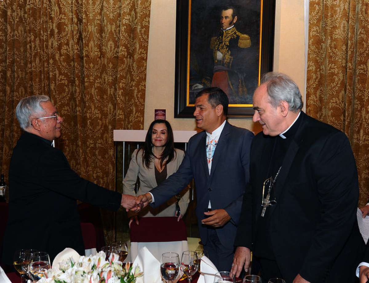 El presidente Rafael Correa se reuni&oacute; hoy con Fausto Tr&aacute;vez, presidente de la Conferencia Episcopal Ecuatoriana. Foto: Cortes&iacute;a de la Presidencia