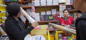 Personal de Clip Papeler&iacute;a prepara los materiales de una lista de &uacute;tiles escolares. Este local recibe pedidos a trav&eacute;s de WhatsApp.