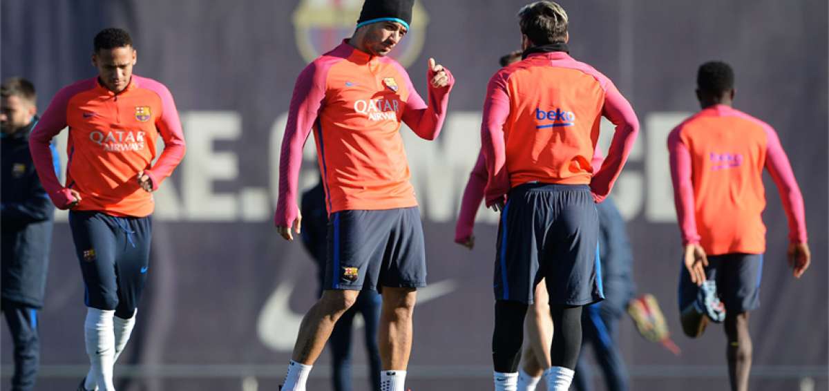 El delantero Luis Su&aacute;rez (centro) conversa con Lionel Messi durante una pr&aacute;ctica del Barcelona. Atr&aacute;s, Neymar se acerca a sus compa&ntilde;eros. 