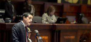 Ministro de Econom&iacute;a y Finanzas, Richard Mart&iacute;nez, durante su comparecencia ante el pleno de la Asamblea.