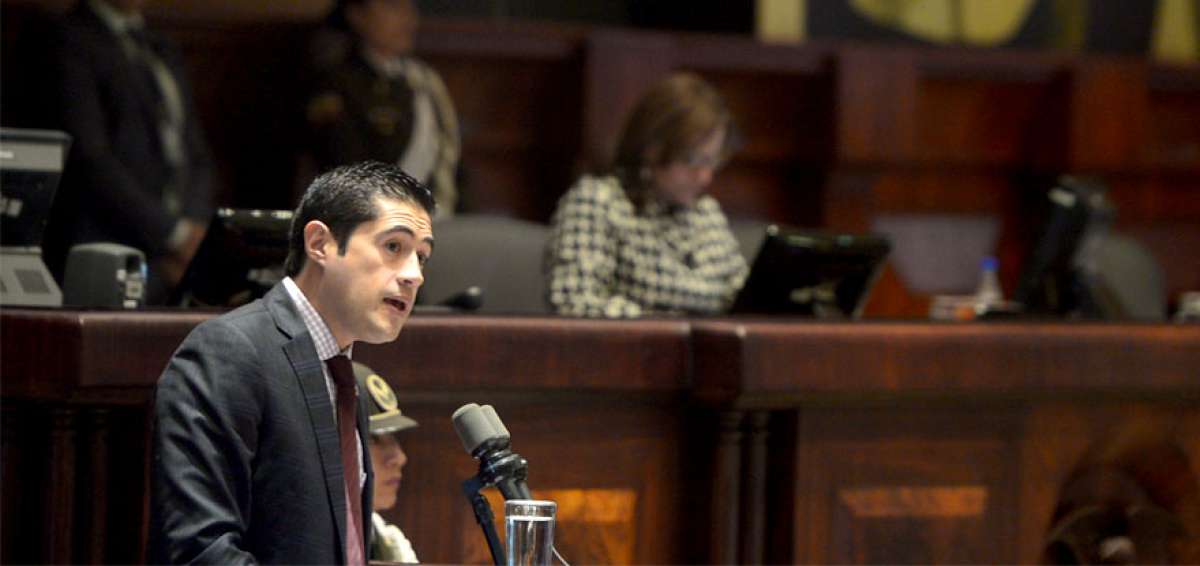 Ministro de Econom&iacute;a y Finanzas, Richard Mart&iacute;nez, durante su comparecencia ante el pleno de la Asamblea.