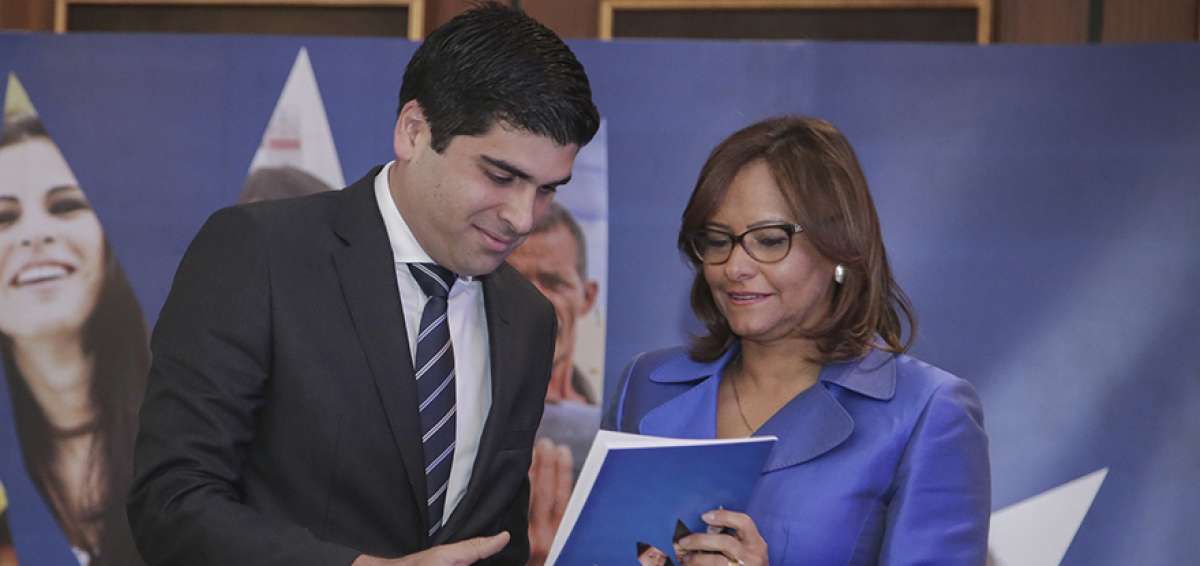 El vicepresidente Otto Sonnenholzner recibe de la titular del Legislativo, Elizabeth Cabezas, el documento con el acuerdo consensuado.