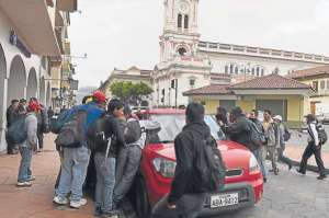 Una de las alternativas de los obreros ha sido afiliarse a la Red Socio Empleo, aunque la mayor&iacute;a no est&aacute; conforme, por eso permanecen en la calle y cuando aparece un interesado todos se aglomeran alrededor del veh&iacute;culo. FOTOS: JOS&Eacute; LUIS LLIVISACA 