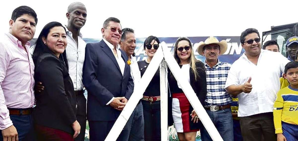 Carlos Villac&iacute;s y varias autoridades de Daule participaron ayer en la colocaci&oacute;n de la primera piedra de la Casa de la Selecci&oacute;n en Guayas.