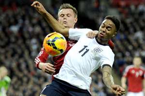 El  joven centrocampista Raheem Sterling (11), de 19 a&ntilde;os, fue la figura m&aacute;s relevante del partido contra los daneses. Foto: EFE