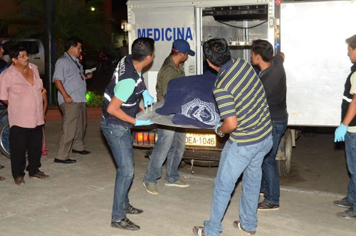 Agentes de Criminal&iacute;stica realizaron el levantamiento de los cad&aacute;veres. Foto: Fabricio Cruz