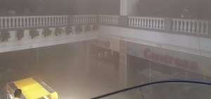 Incendio en local oblig&oacute; a evacuar centro comercial