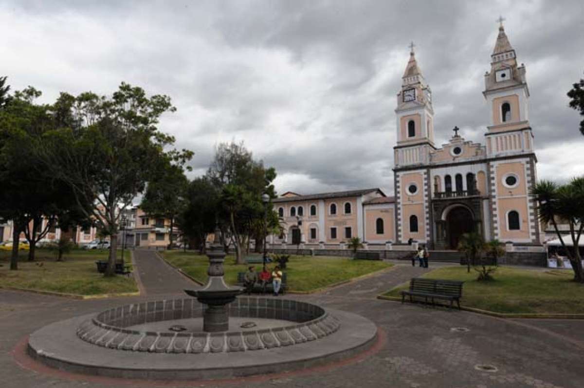 El parque central de la parroquia y su antigua iglesia est&aacute;n entre los principales atractivos que ofrece Conocoto (suroriente) a las personas que quieren visitar la zona. Foto: John Guevara/ El Tel&eacute;grafo