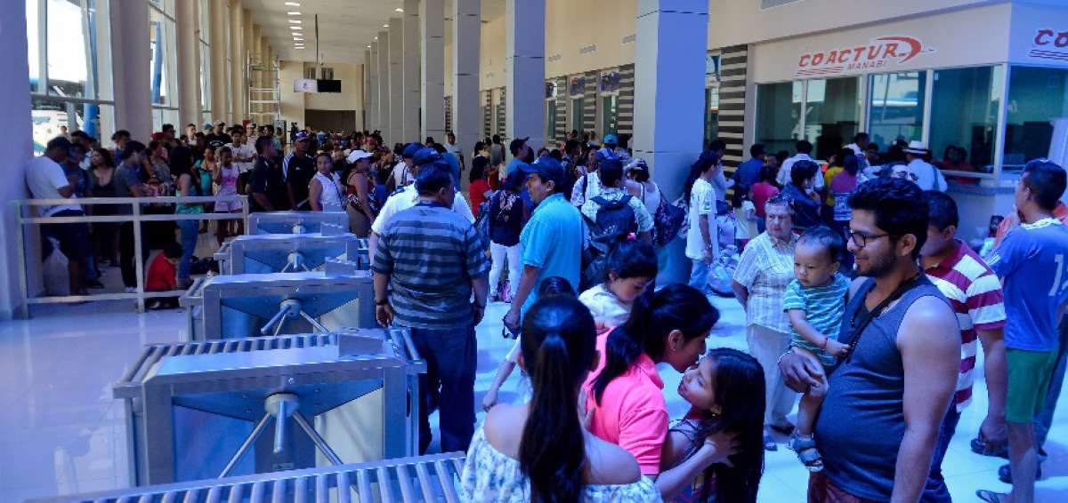 Turistas retornan a sus ciudades desde Manta usando la nueva terminal terrestre