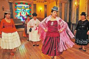 La &lsquo;cholita&rsquo; rompe moldes sobre las pasarelas 