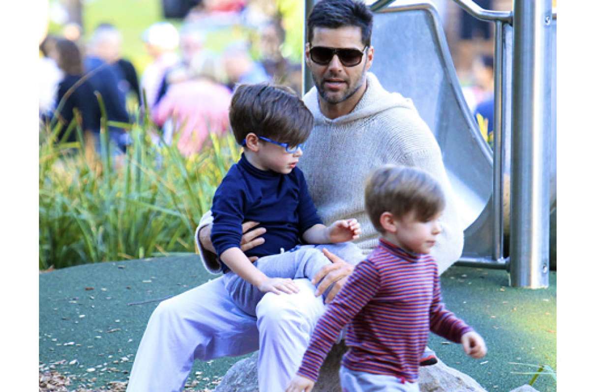 Hijo de Ricky Martin le pregunt&oacute; si &ldquo;sali&oacute; de su barriguita&rdquo;