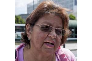 Genoveva Ortega, madre de Laura M. todos los d&iacute;as visita el hospital Eugenio Espejo de Quito para saber el estado de su hija. Foto: Miguel Jim&eacute;nez/ EL TEL&Eacute;GRAFO