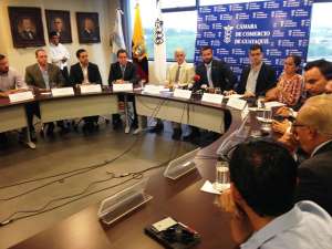 El presidente de la instituci&oacute;n, Pablo Arosemena, indic&oacute; que la medida incrementar&aacute; el valor de productos como zapatos o &uacute;tiles escolares. Foto: H&eacute;ctor Marcillo / El Tel&eacute;grafo