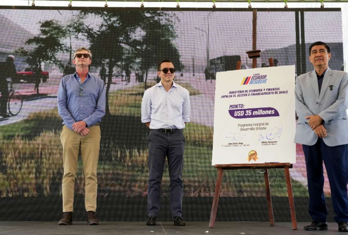 El presidente Daniel Noboa y el ministro de Economía, Juan Carlos Vega entregaron una garantía de USD 35 millones al alcalde Wilson Cañizares (der.).