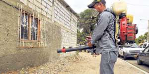 En Ecuador se incluyen fumigaciones domiciliarias en zonas de riesgo para contrarrestar el dengue. Foto: Archivo / El Tel&eacute;grafo
