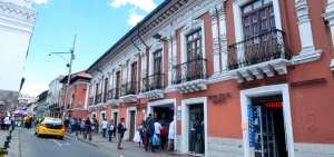 Algunos inmuebles del Centro Hist&oacute;rico son de uso mixto: para viviendas y negocios, a donde llegan los turistas.