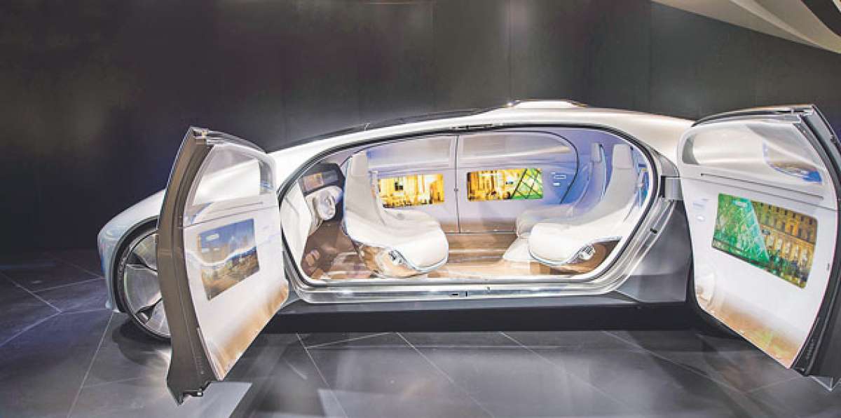La empresa Mercedes Benz present&oacute; un veh&iacute;culo con asientos que le dan la espalda al volante. Foto: AFP