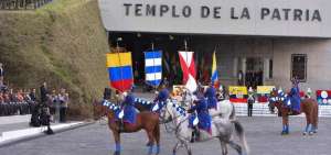 Los Granaderos de Tarqui desfilaron por los exteriores de la Cima de la Libertad, en Quito, antes del Cambio de Guardia.