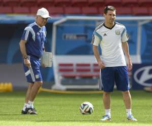 Lionel Messi (d) realiza la &uacute;ltima pr&aacute;ctica previo al partido ante B&eacute;lgica. Alejandro Sabella lo observa.