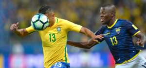 &Eacute;nner Valencia (d), titular y &uacute;nico delantero en punta que aline&oacute; anoche el t&eacute;cnico Gustavo Quinteros, intenta quitarle la pelota a Marquinhos, defensa del PSG y l&iacute;der de la zaga de la selecci&oacute;n brasile&ntilde;a. &Eacute;nner jug&oacute; 73 minutos y en su lugar entr&oacute; Felipe Caicedo.    