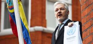 Julian Assange sali&oacute; al balc&oacute;n de la embajada ecuatoriana en Londres. Desde all&iacute;, con el informe de la ONU en la mano, proclam&oacute; su victoria legal ante los gobiernos brit&aacute;nico y sueco.