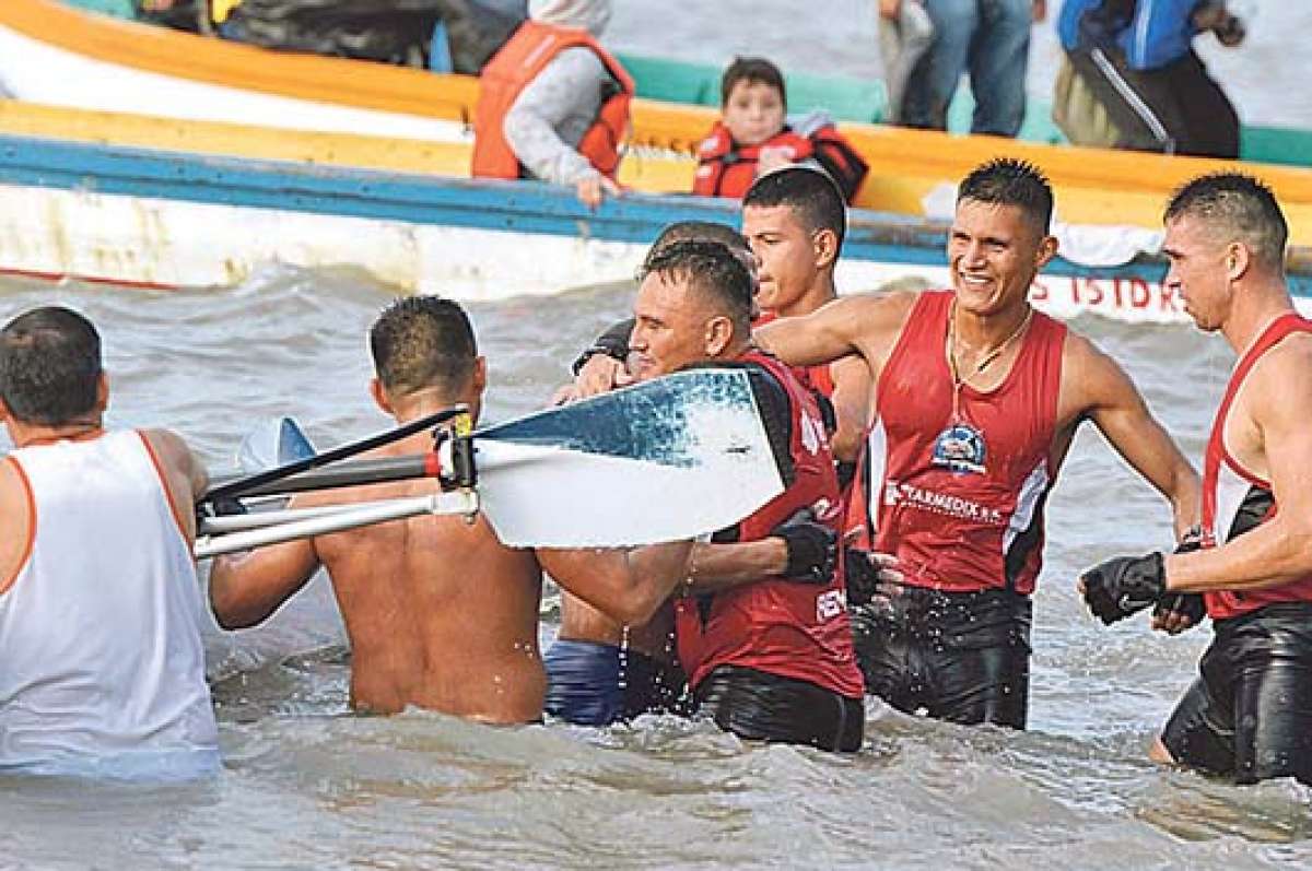 Los tripulantes de las yolas llegan extenuados, tras remar 8 horas, al malec&oacute;n de Posorja. Foto: Lylibeth Coloma |  El Tel&eacute;grafo