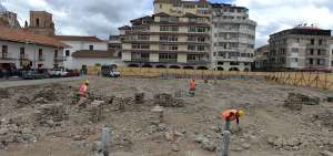 Los trabajos de levantamiento de adoquines contin&uacute;an en la plazoleta de San Francisco, situada en Cuenca.