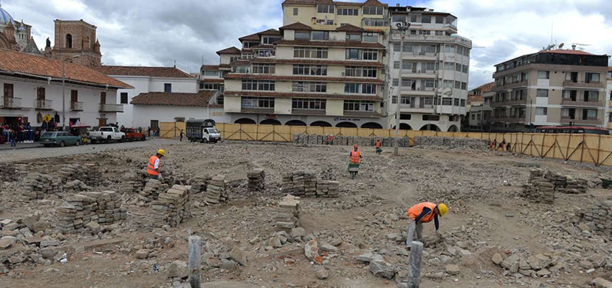 Los trabajos de levantamiento de adoquines contin&uacute;an en la plazoleta de San Francisco, situada en Cuenca.