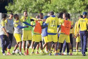 Los futbolistas de la Selecci&oacute;n Ecuatoriana se divierten durante una pr&aacute;ctica en su centro de concentraci&oacute;n en el hotel Vila Ventura de Viamao. Foto: AFP.