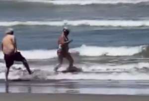 Una pareja de abuelitos se volvi&oacute; viral por disfrutar en la playa.