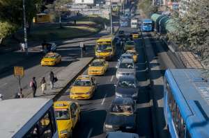 La congesti&oacute;n vehicular fue normal hoy en Quito. Foto: Fernando Sandoval/ EL TEL&Eacute;GRAFO