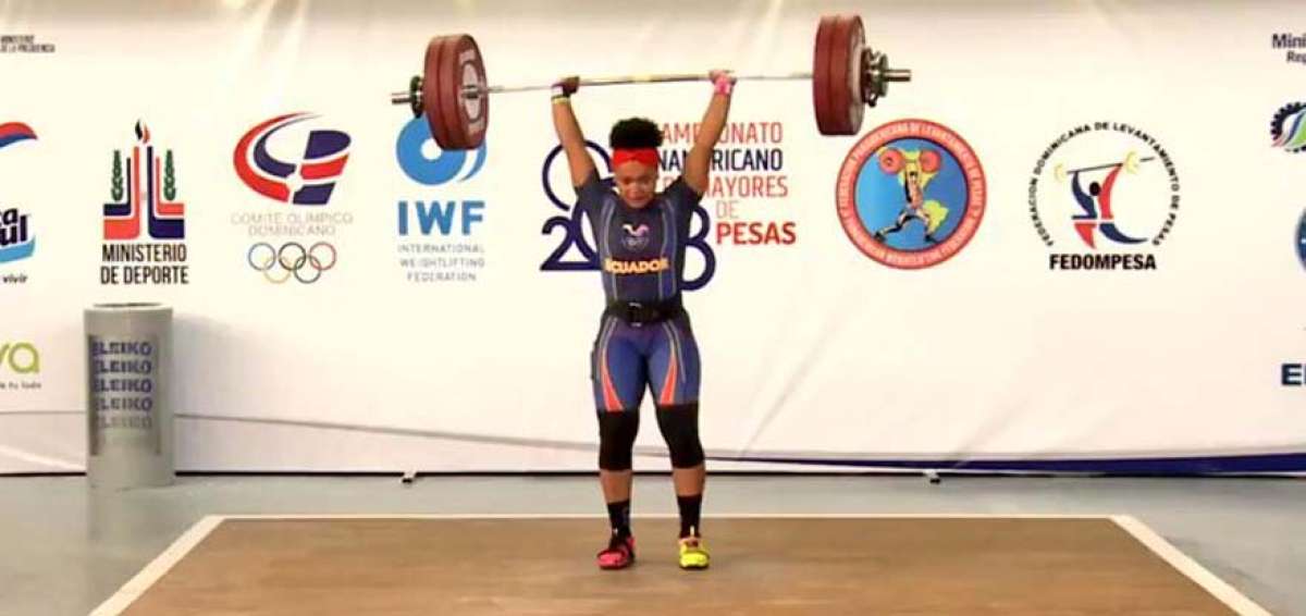 Neisi Dajomes logra triple oro en levantamiento de pesas