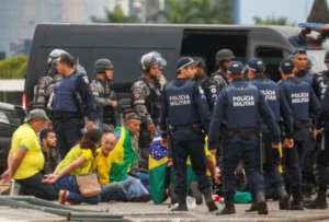 Al menos 1.200 detenidos en Brasil en el desmantelamiento del campamento bolsonarista