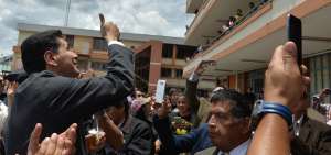 El candidato a la alcald&iacute;a de Cuenca, Pedro Palacios, en su ingreso al recinto electoral ubicado en la Universidad Polit&eacute;cnica Salesiana.    
