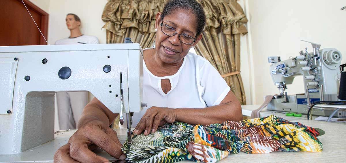 Elsa Estupi&ntilde;&aacute;n tiene un taller de costura donde realiza trabajos para clientes. En el futuro sue&ntilde;a con ampliarlo y contratar a otras mujeres para ayudarlas.